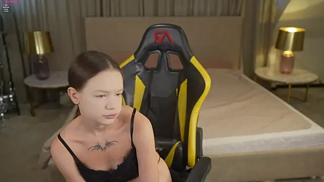 Snapshot of Claire_Dreams chatting on October 4, 2025, 6:44 am Claire Dreams online show from October 4, 2025, 6:44 am