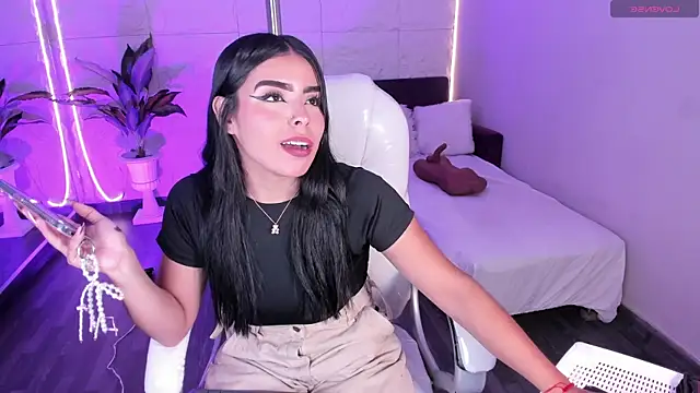 Snapshot of LovelyEyesx chatting on December 22, 2025, 5:10 pm LovelyEyesx online show from December 22, 2025, 5:10 pm