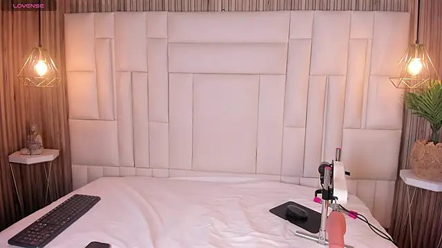 LovelyEyesx online show from April 17, 2026, 5:05 pm