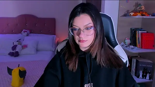 OphelianaRose33 online show from February 16, 2026, 7:43 pm