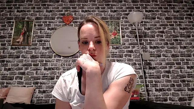 Snapshot of SexyMilf_37 chatting on April 23, 2026, 8:11 pm SexyMilf 37 online show from April 23, 2026, 8:11 pm