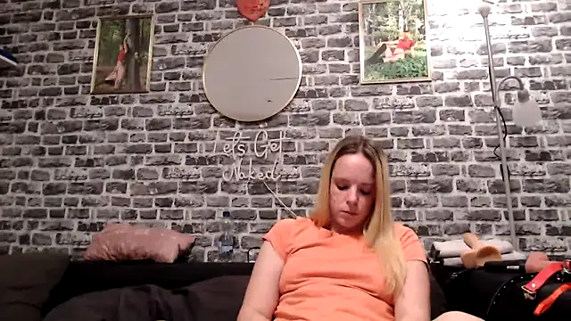 Snapshot of SexyMilf_37 chatting on April 28, 2026, 8:25 pm SexyMilf 37 online show from April 28, 2026, 8:25 pm