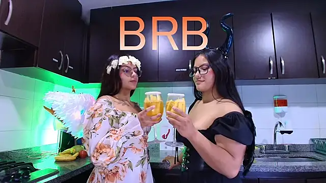 Snapshot of Lilith_and_Khloe chatting on November 4, 2025, 11:20 am Lilith and Khloe online show from November 4, 2025, 11:20 am