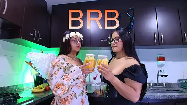 Snapshot of Lilith_and_Khloe chatting on November 12, 2025, 11:21 am Lilith and Khloe online show from November 12, 2025, 11:21 am