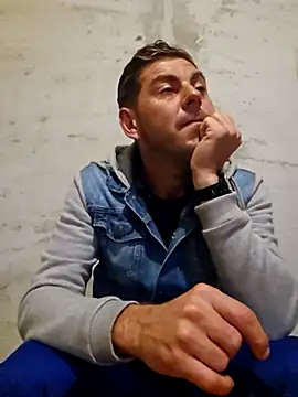 Snapshot of Alex-andru88 chatting on October 21, 2025, 3:40 am Alex-andru88 online show from October 21, 2025, 3:40 am