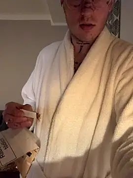 Snapshot of FullTattooBoy chatting on December 17, 2025, 4:40 am FullTattooBoy online show from December 17, 2025, 4:40 am