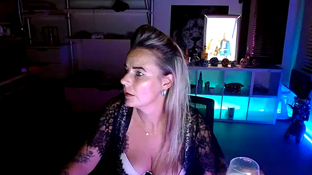 Snapshot of Mrs-Aurora chatting on October 8, 2025, 8:50 pm Mrs-Aurora online show from October 8, 2025, 8:50 pm