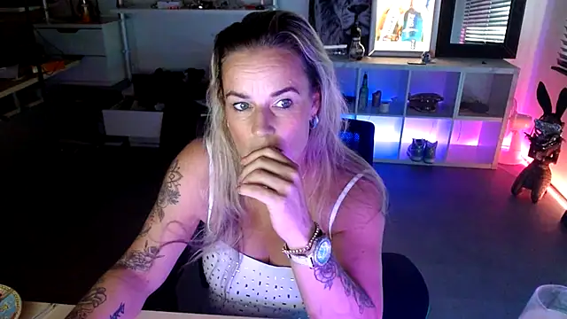 Snapshot of Mrs-Aurora chatting on October 15, 2025, 12:49 pm Mrs-Aurora online show from October 15, 2025, 12:49 pm