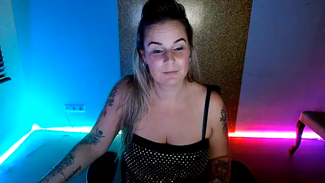 Snapshot of Mrs-Aurora chatting on December 4, 2025, 7:33 pm Mrs-Aurora online show from December 4, 2025, 7:33 pm