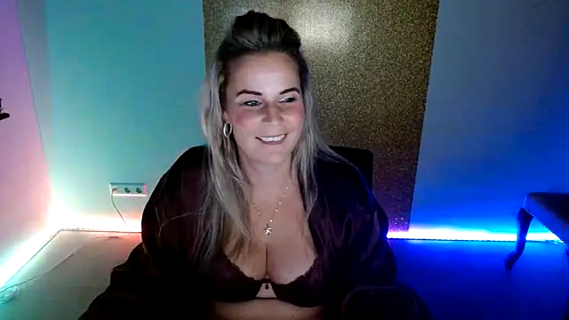 Snapshot of Mrs-Aurora chatting on December 16, 2025, 9:09 pm Mrs-Aurora online show from December 16, 2025, 9:09 pm