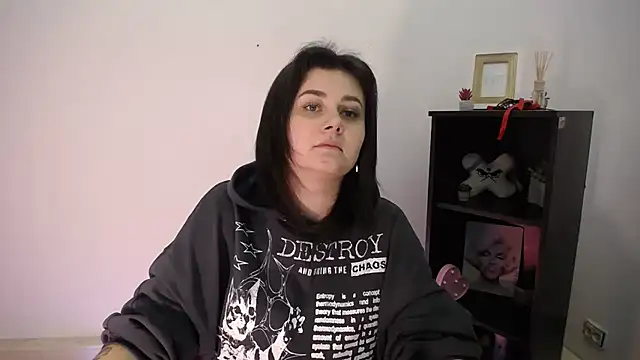 Katrin kiss  online show from December 14, 2025, 2:33 pm