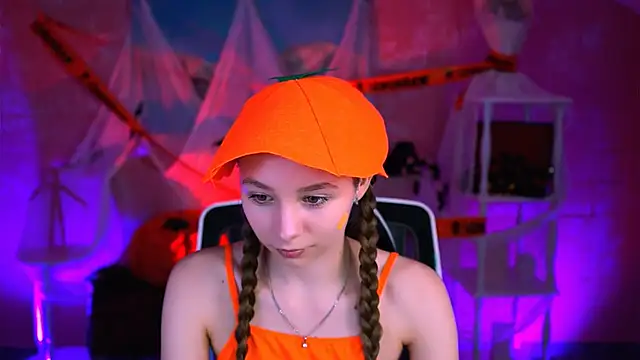 Snapshot of JulieDaniel chatting on October 31, 2025, 4:35 am JulieDaniel online show from October 31, 2025, 4:35 am