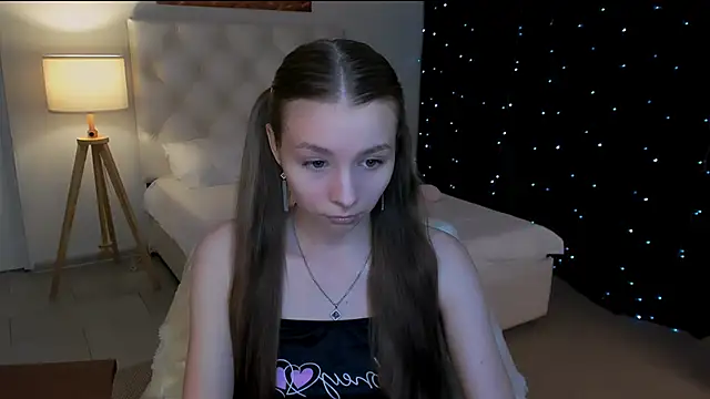 Snapshot of JulieDaniel chatting on February 18, 2026, 4:19 am JulieDaniel online show from February 18, 2026, 4:19 am