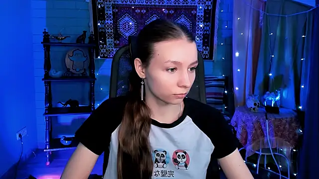 Snapshot of JulieDaniel chatting on February 19, 2026, 4:19 am JulieDaniel online show from February 19, 2026, 4:19 am