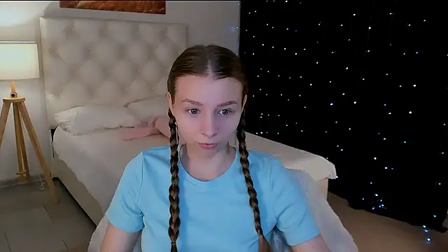 Snapshot of JulieDaniel chatting on February 25, 2026, 8:13 am JulieDaniel online show from February 25, 2026, 8:13 am