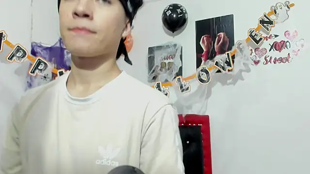 Snapshot of Thiago_Divine_ chatting on October 18, 2025, 9:04 pm Thiago Divine online show from October 18, 2025, 9:04 pm