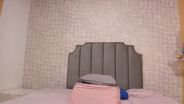 chloe leroy  online show from November 12, 2025, 11:54 am