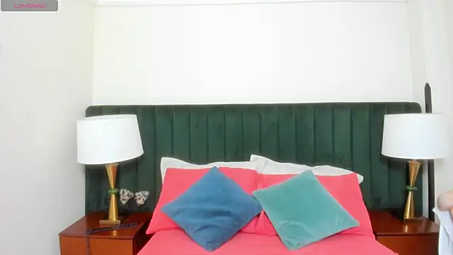 Snapshot of kiraGeiner chatting on October 28, 2025, 9:35 am kiraGeiner online show from October 28, 2025, 9:35 am