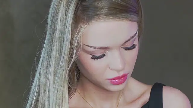 MarilynNova online show from April 12, 2026, 4:28 am