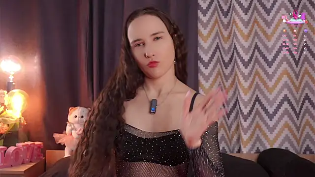 Snapshot of MaudAle chatting on December 3, 2025, 1:02 am MaudAle online show from December 3, 2025, 1:02 am