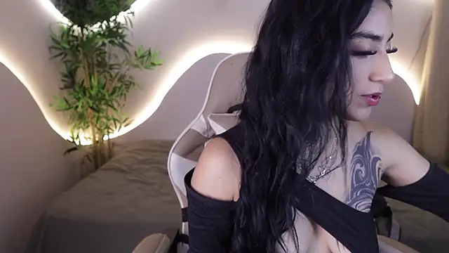 Snapshot of Emma_and_Issac chatting on November 26, 2025, 6:14 am Emma and Issac online show from November 26, 2025, 6:14 am