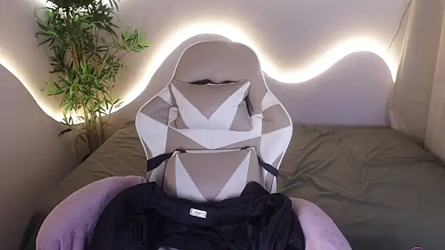 Snapshot of Emma_and_Issac chatting on November 28, 2025, 4:48 am Emma and Issac online show from November 28, 2025, 4:48 am