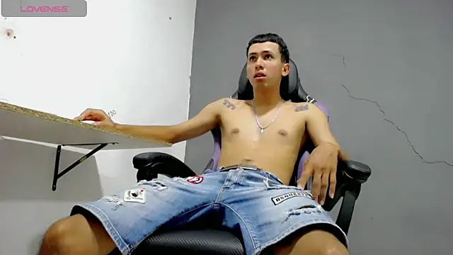 Snapshot of Damien_444 chatting on April 5, 2026, 8:28 pm Damien 444 online show from April 5, 2026, 8:28 pm