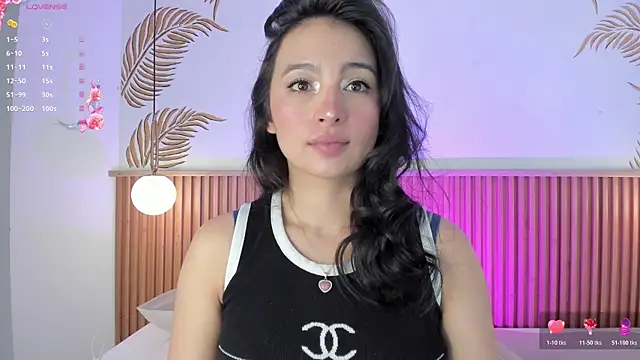 Snapshot of Valleriie_ chatting on July 7, 2026, 4:22 pm Valleriie online show from July 7, 2026, 4:22 pm