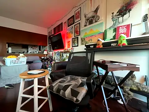 Snapshot of Pupscritch chatting on November 19, 2025, 2:50 pm Pupscritch online show from November 19, 2025, 2:50 pm