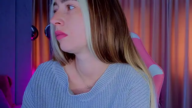 Snapshot of Reina_Cummings chatting on October 28, 2025, 6:39 am Reina Cummings online show from October 28, 2025, 6:39 am