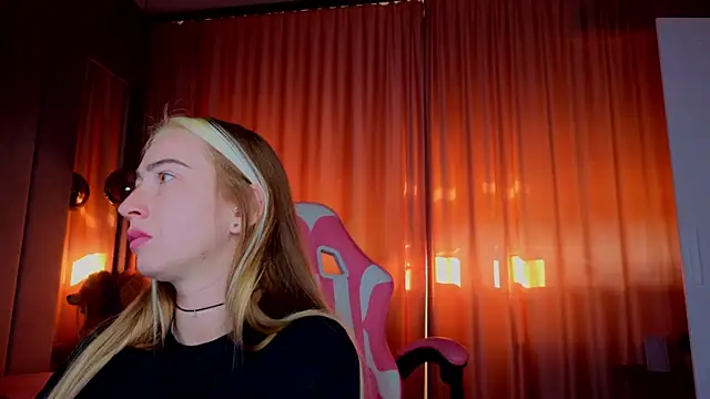 Snapshot of Reina_Cummings chatting on November 1, 2025, 6:59 am Reina Cummings online show from November 1, 2025, 6:59 am