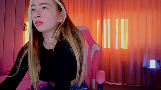 Snapshot of Reina_Cummings chatting on November 2, 2025, 7:00 am Reina Cummings online show from November 2, 2025, 7:00 am