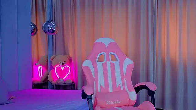 Snapshot of Reina_Cummings chatting on November 5, 2025, 6:46 am Reina Cummings online show from November 5, 2025, 6:46 am