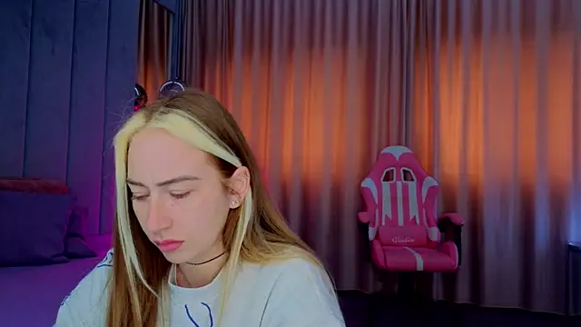 Snapshot of Reina_Cummings chatting on November 6, 2025, 7:20 am Reina Cummings online show from November 6, 2025, 7:20 am