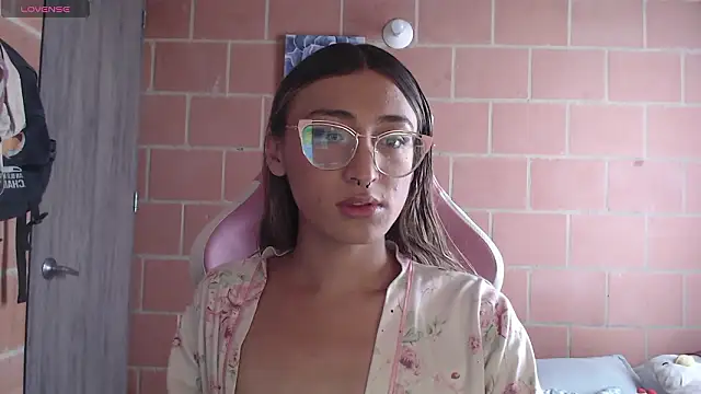 Andrea camilaaa online show from February 15, 2026, 3:31 pm