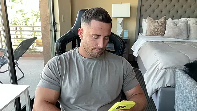 Snapshot of brettmycles28 chatting on October 22, 2025, 9:14 pm brettmycles28 online show from October 22, 2025, 9:14 pm