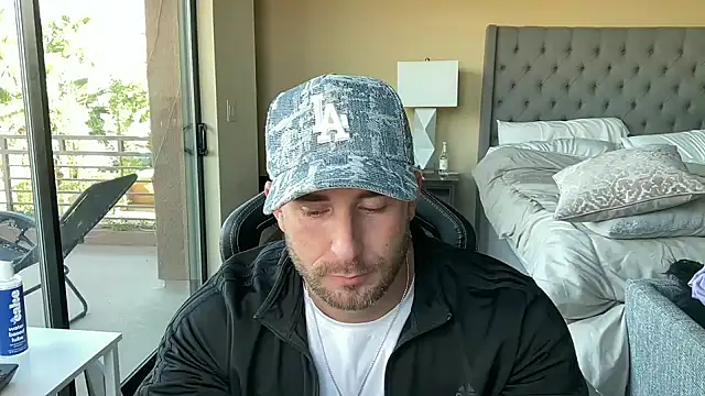 Snapshot of brettmycles28 chatting on October 27, 2025, 10:58 pm brettmycles28 online show from October 27, 2025, 10:58 pm