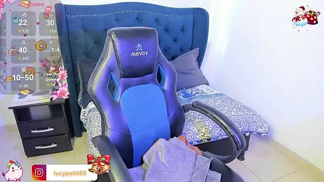 LucyPetit online show from December 22, 2025, 12:46 pm