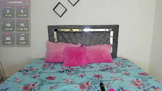 Laurasofia01 online show from November 16, 2025, 1:39 pm