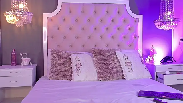 Snapshot of VioletBlaze chatting on October 25, 2025, 11:54 pm VioletBlaze online show from October 25, 2025, 11:54 pm