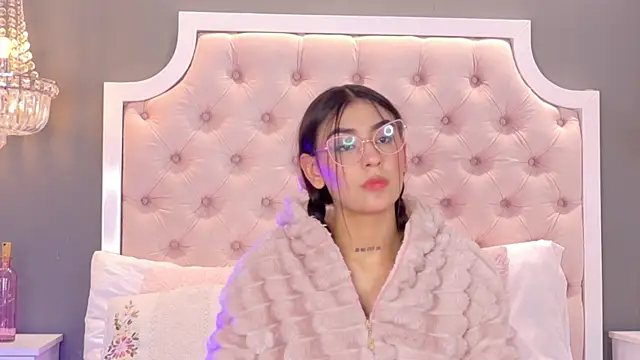 Snapshot of VioletBlaze chatting on November 10, 2025, 1:21 pm VioletBlaze online show from November 10, 2025, 1:21 pm