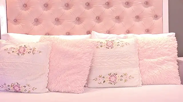 Snapshot of VioletBlaze chatting on November 19, 2025, 1:11 pm VioletBlaze online show from November 19, 2025, 1:11 pm