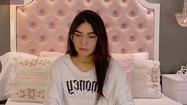 Snapshot of VioletBlaze chatting on November 26, 2025, 1:34 pm VioletBlaze online show from November 26, 2025, 1:34 pm