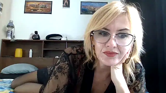 TianaQLove online show from November 30, 2025, 1:04 pm