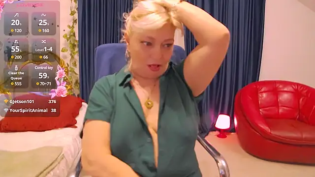 Snapshot of HypnotikCate chatting on February 20, 2025, 3:01 am HypnotikCate online show from February 20, 2025, 3:01 am