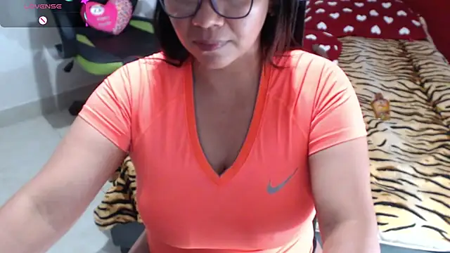 Snapshot of hiilarybrown chatting on November 20, 2025, 1:17 am hiilarybrown online show from November 20, 2025, 1:17 am