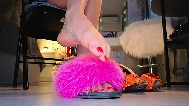 Snapshot of Feet_Heelss chatting on October 6, 2025, 9:40 am Feet Heelss online show from October 6, 2025, 9:40 am