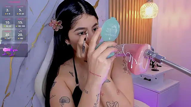 alissaowens  online show from June 19, 2026, 11:03 am