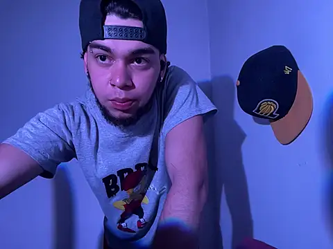 Snapshot of enzo_vittale03_ chatting on February 18, 2026, 11:11 pm enzo vittale03 online show from February 18, 2026, 11:11 pm