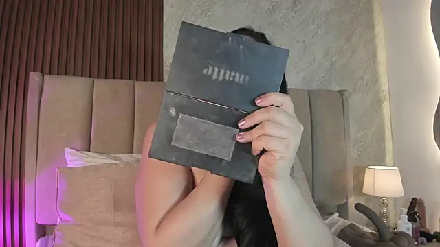  Cris Spicy  online show from April 12, 2026, 6:13 pm